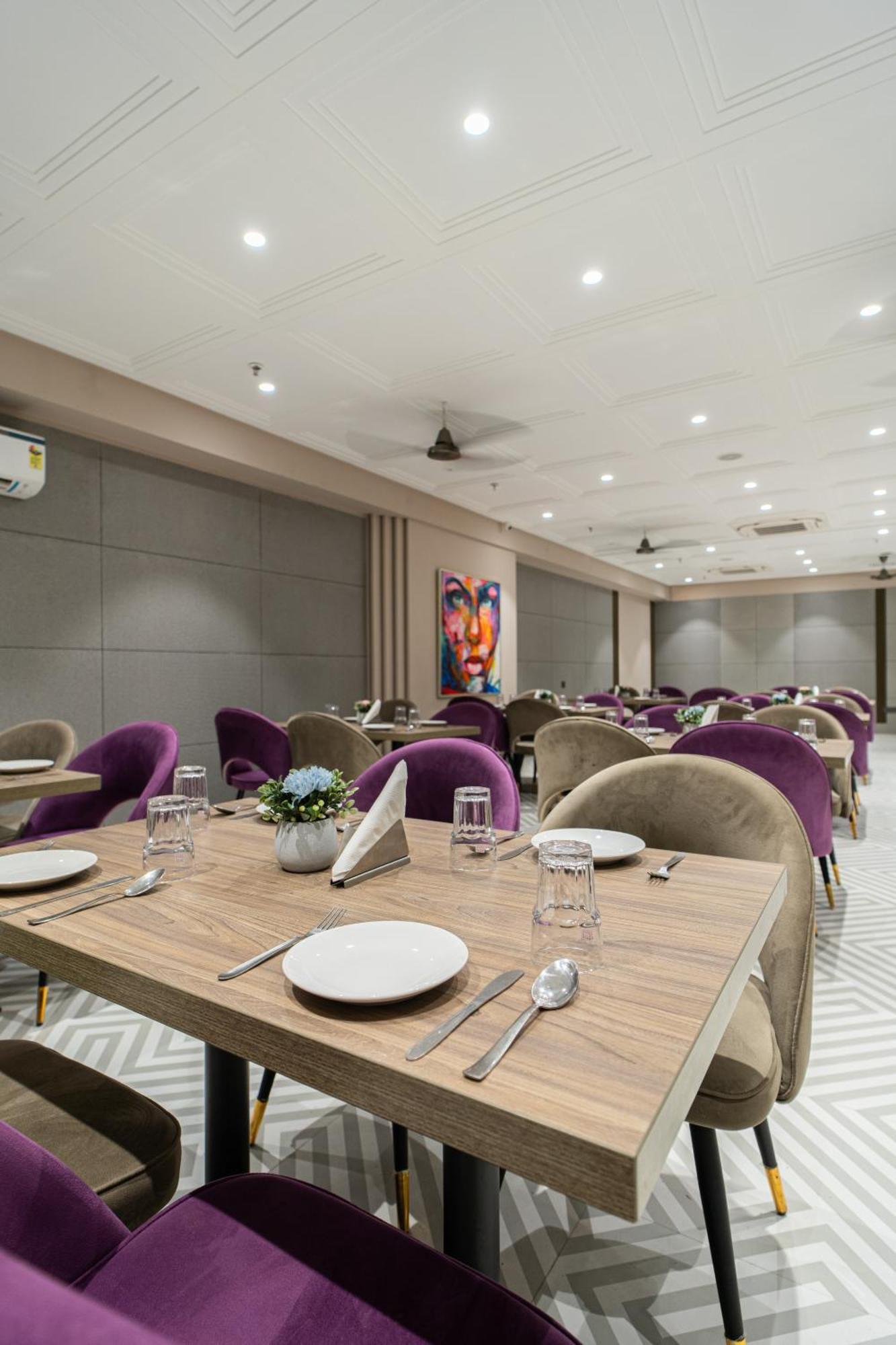 Hotel Sunstar Grand Delhi  Eksteriør bilde