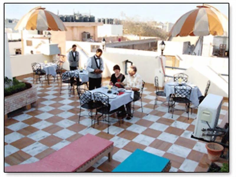 Hotel Sunstar Grand Delhi  Restaurant bilde