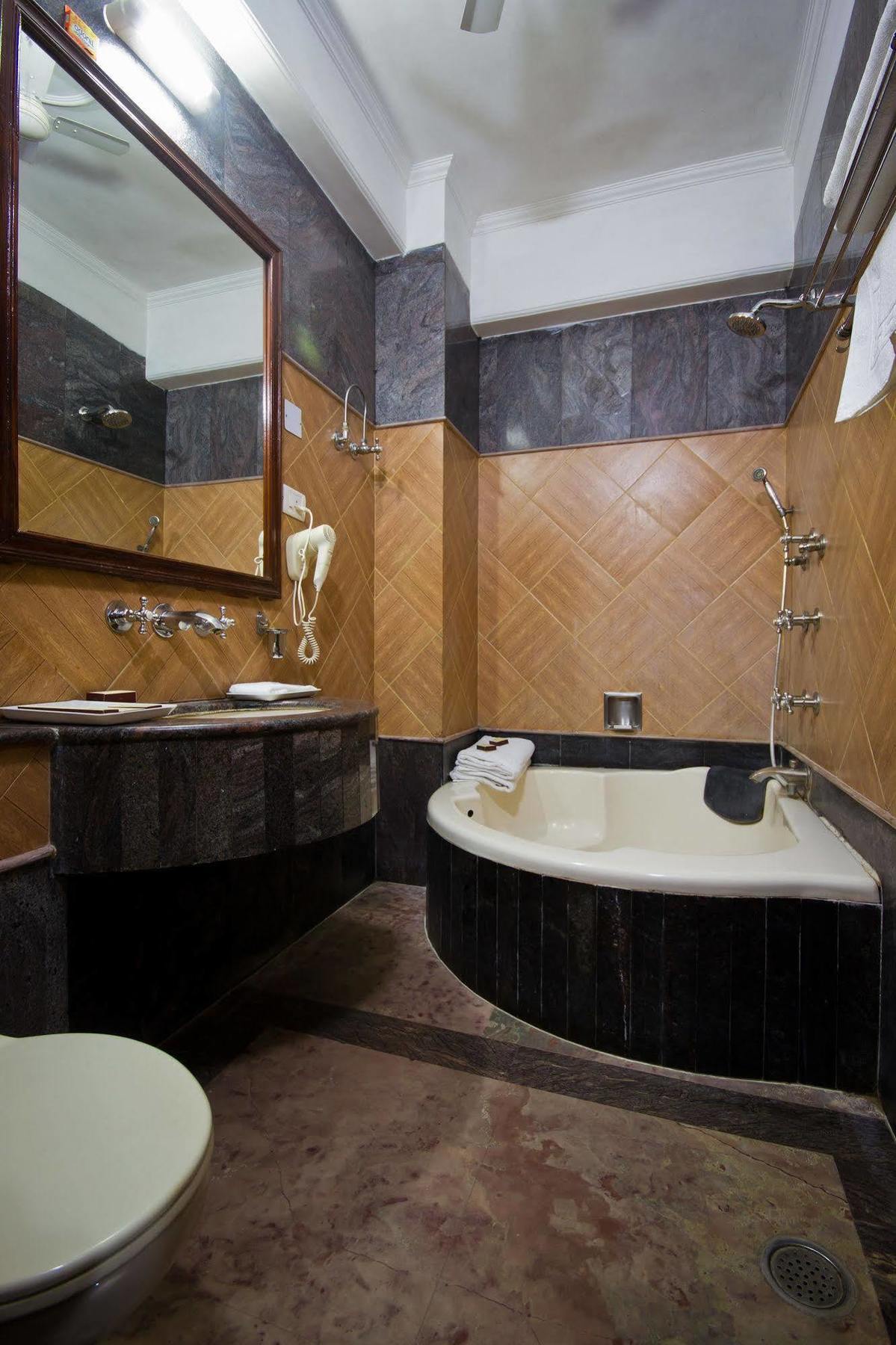 Hotel Sunstar Grand Delhi  Eksteriør bilde